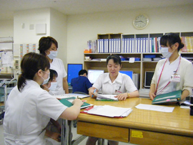 患者さんのケアについてカンファレンスしています